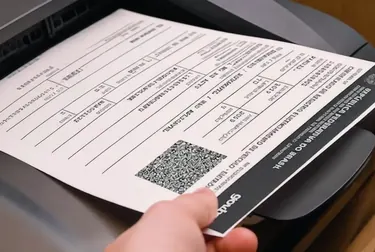 Profissional em Jundiaí utilizando impressora para emissão de CRLV-e.